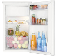 Geöffneter weißer Kühlschrank mit Gefrierfach, gefüllt mit Obst, Gemüse, Gläsern und Flaschen auf Glasablagen und in Türfächern.