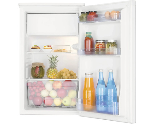 Geöffneter weißer Kühlschrank mit Gefrierfach, gefüllt mit Obst, Gemüse, Gläsern und Flaschen auf Glasablagen und in Türfächern.