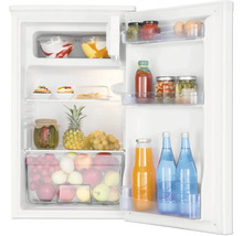 Geöffneter weißer Kühlschrank mit organisiertem Innenraum, gefüllt mit frischen Lebensmitteln, Obst, Gemüse, Flaschen und einem Gemüsefach.