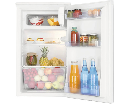 Geöffneter weißer Kühlschrank mit organisiertem Innenraum, gefüllt mit frischen Lebensmitteln, Obst, Gemüse, Flaschen und einem Gemüsefach.