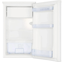 Offener weißer Kühlschrank mit integriertem Gefrierfach, Ablageflächen, einem transparenten Gemüsefach und drei Türabstellern.