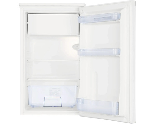 Offener weißer Kühlschrank mit integriertem Gefrierfach, Ablageflächen, einem transparenten Gemüsefach und drei Türabstellern.