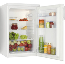 Weißer Kühlschrank mit geöffneter Tür, befüllt mit verschiedenen Lebensmitteln wie Obst, Gemüse und Getränken.