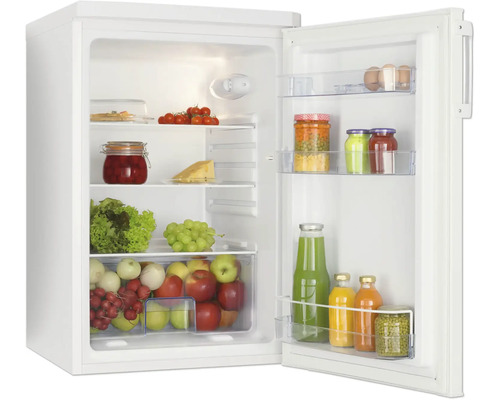 Weißer Kühlschrank mit geöffneter Tür, befüllt mit verschiedenen Lebensmitteln wie Obst, Gemüse und Getränken.