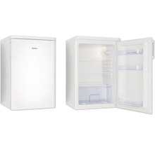 Weißer Amica Kühlschrank in geschlossener und geöffneter Ansicht mit Glasablagen, Gemüsefach und Türfächern. Amica Logo.