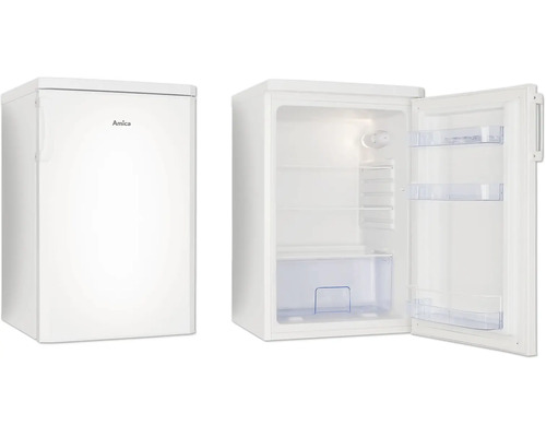Weißer Amica Kühlschrank in geschlossener und geöffneter Ansicht mit Glasablagen, Gemüsefach und Türfächern. Amica Logo.