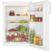 Hell erleuchteter, organisierter Kühlschrank mit Glasablagen und Gemüsefach, befüllt mit Obst, Gemüse, Gläsern und Getränkeflaschen.