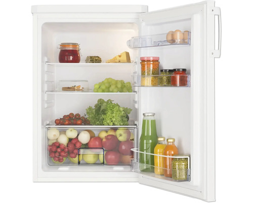 Hell erleuchteter, organisierter Kühlschrank mit Glasablagen und Gemüsefach, befüllt mit Obst, Gemüse, Gläsern und Getränkeflaschen.
