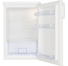 Geöffneter Kühlschrank mit Glasablagen, einem Gemüsefach und Türabstellern.