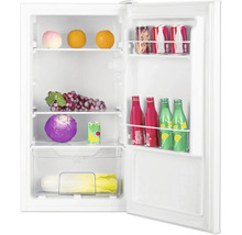 Geöffneter kleiner Kühlschrank mit Glasablagen, Obst, Gemüse und Getränken in der Innentür.