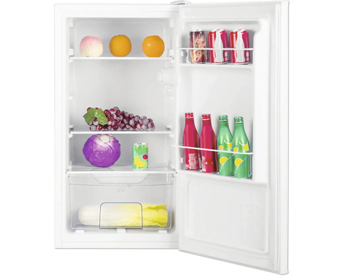 Geöffneter kleiner Kühlschrank mit Glasablagen, Obst, Gemüse und Getränken in der Innentür.
