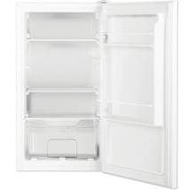Geöffneter weißer Kühlschrank mit Glaseinlegeböden, einem transparenten Gemüsefach und Türabstellern.