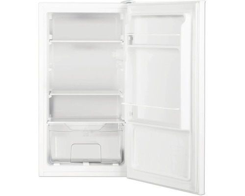 Geöffneter weißer Kühlschrank mit Glaseinlegeböden, einem transparenten Gemüsefach und Türabstellern.