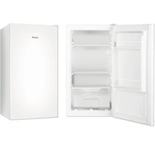 Weißer Amica Standkühlschrank in geschlossener und geöffneter Ansicht mit zwei Glasablagen und einer Gemüseschublade.