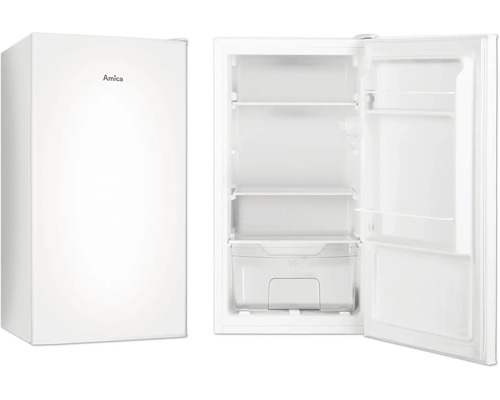 Weißer Amica Standkühlschrank in geschlossener und geöffneter Ansicht mit zwei Glasablagen und einer Gemüseschublade.
