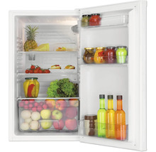 Geöffneter weißer Kühlschrank, gut sortiert mit Obst, Gemüse, Gläsern und Flaschen auf Glasablagen und in Türfächern.