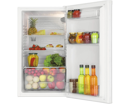 Geöffneter weißer Kühlschrank, gut sortiert mit Obst, Gemüse, Gläsern und Flaschen auf Glasablagen und in Türfächern.