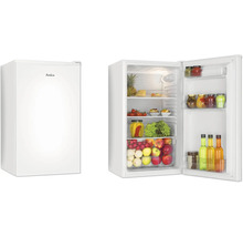 Weißer Amica Tischkühlschrank, Ansicht geschlossen mit Amica Logo und geöffnet mit gefüllten Glasablagen und Türabstellern.