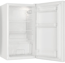 Offener weißer Kühlschrank mit Glasablagen, Gemüsefach und Türfächern.