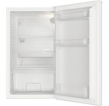Offener Kühlschrank mit Glasablagen, Türfächern und Gemüsefach.