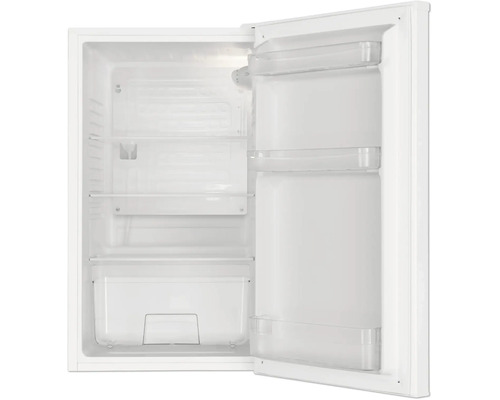 Offener Kühlschrank mit Glasablagen, Türfächern und Gemüsefach.