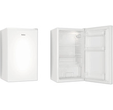Amica Kompaktkühlschrank in geschlossener und geöffneter Ansicht mit Ablageflächen und Türfächern.