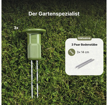 FYTA Beam Pflanzensensor inklusive drei Paar Bodenstäben mit einer Länge von 14 Zentimetern auf einer Rasenfläche.