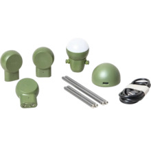 Pflanzensensor-Set mit grünen Gehäuseteilen, zwei Metallstäben, Sensorkopf mit weißer Kappe und schwarzem USB-Ladekabel.