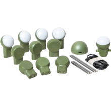 Set aus olivgrünen Pflanzensensoren und LED-Leuchten mit weißen Diffusoren, Erdspießen, Ladestation und USB-Kabel.