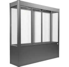 Graue Balkoneinfassung mit Metallrahmen und lichtdurchlässigen Paneelen für Sicht- und Windschutz.