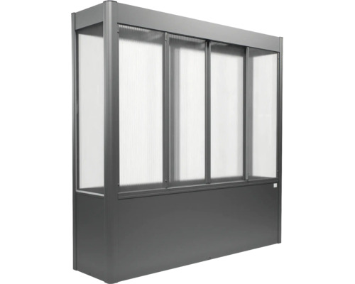 Graue Balkoneinfassung mit Metallrahmen und lichtdurchlässigen Paneelen für Sicht- und Windschutz.