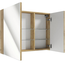 Badezimmerspiegelschrank in Holzoptik mit geöffneten Spiegeltüren und Einlegeböden aus Glas.