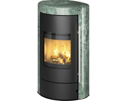 Kaminofen mit Verkleidung aus grünem Naturstein, schwarzem Stahlkorpus, gewölbter Glastür und brennendem Holzfeuer.