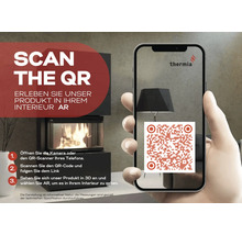 Smartphone mit Thermia Logo zeigt QR-Code für Augmented Reality Ansicht eines Kaminofens. Im Hintergrund steht ein schwarzer Kamin mit Feuer.