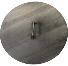 Runder Deckel in Betonoptik mit einem Metallgriff in der Mitte.