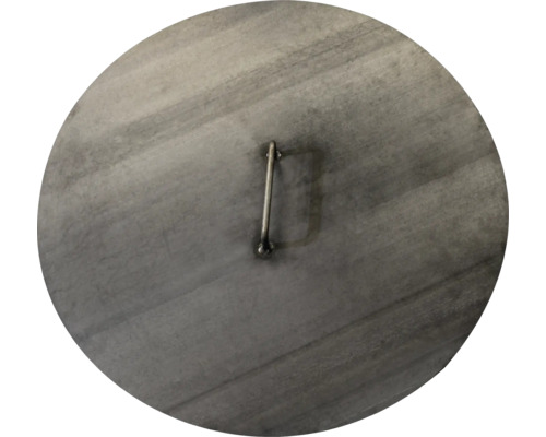 Runder Deckel in Betonoptik mit einem Metallgriff in der Mitte.