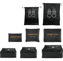 Achtheiliges Reise Organizer Set bestehend aus drei Packwürfeln, drei Wäschebeuteln und zwei Schuhbeuteln in Schwarz.