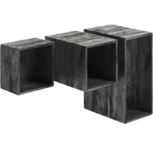 Dreiteiliges Wandregal-Set in dunkler Betonoptik, bestehend aus drei offenen, unterschiedlich großen würfelförmigen Regalen.