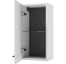 Weißer Badezimmer-Hängeschrank mit geöffneter Tür, einem Glaseinlegeboden und dunkler Rückwand.