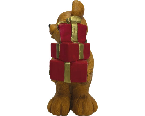 Weihnachtsfigur kleiner brauner Bär hält einen Stapel roter Geschenke mit goldfarbenen Bändern.