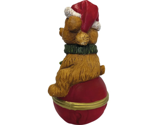 Weihnachtsfigur Bär auf roter Kugel mit Weihnachtsmütze und grünem Schal.