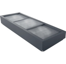 Rechteckige Lichtschachtabdeckung für Keller mit Metallrahmen und transparenten, gerippten Kunststoffplatten.