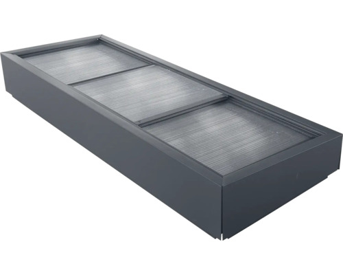 Rechteckige Lichtschachtabdeckung für Keller mit Metallrahmen und transparenten, gerippten Kunststoffplatten.