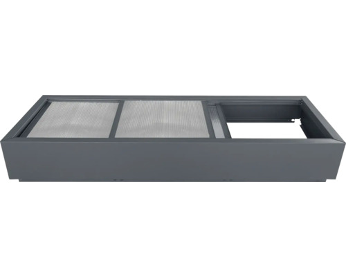 Anthrazitfarbener Metallrahmen mit drei Feldern, zwei mit Polycarbonat-Stegplatten und ein offenes Feld.
