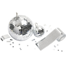 Zwei unterschiedlich große Spiegelkugeln mit Aufhängeöse und eine Rolle selbstklebender Mosaik-Spiegelfliesen für Partydekoration und DIY.
