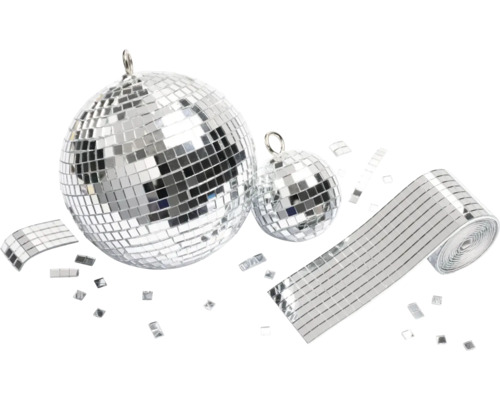Zwei unterschiedlich große Spiegelkugeln mit Aufhängeöse und eine Rolle selbstklebender Mosaik-Spiegelfliesen für Partydekoration und DIY.