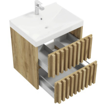 Waschtischunterschrank in Holzoptik mit zwei geöffneten Schubladen in Lamellen-Design und weißem Waschbecken inklusive Armatur.