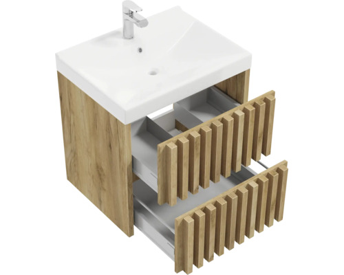 Waschtischunterschrank in Holzoptik mit zwei geöffneten Schubladen in Lamellen-Design und weißem Waschbecken inklusive Armatur.