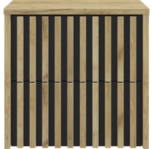 Moderne Schrankfront mit vertikalen Holzlamellen und Holzstruktur.