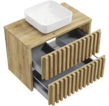Waschtischunterschrank in Holzoptik mit Lamellenfront, zwei geöffneten Schubladen und weißem Aufsatzwaschbecken.